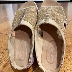 Easy Spirit Tan and Gold Sandals